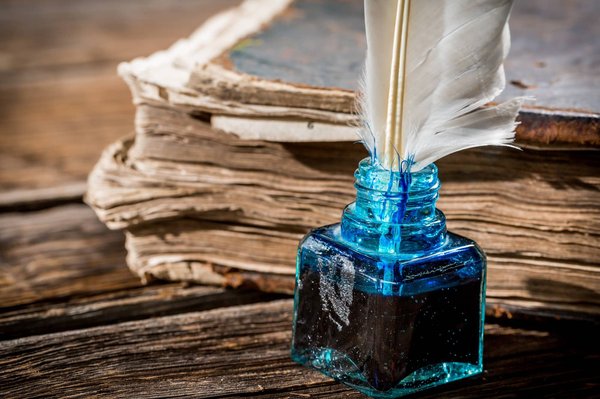 Plumes d'hier et d'aujourd'hui : un regard sur l'évolution des styles littéraires